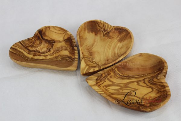 SET OF HEART PLATES ; TABLEWARE